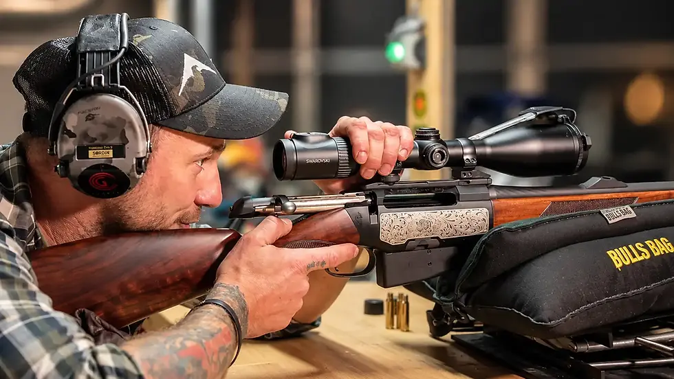 David zeigt, dass sich bereits durch leichten Druck auf das Zielfernrohr ein Tiefschuss produziert wird. Ansonsten ist die Schussleistung der Steyr Mannlicher Luxus ausgezeichnet.