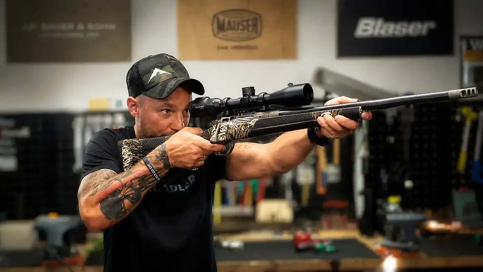 "Hands on": Waffenexperte David nimmt die Cima Pro in Anschlag und ist begeistert: "So ein Gewehr im Kaliber .300 PRC wäre schon was."