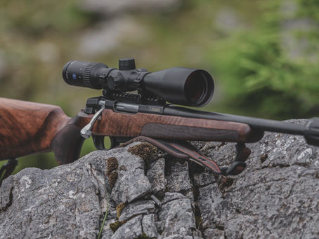 Ein Jagdgewehr mit Zielfernrohr und Schalldämpfer