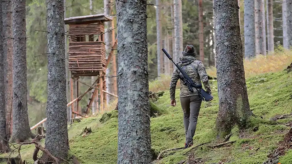 Ein Jäger auf dem Weg zum Ansitz.