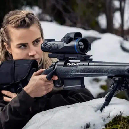 Jägerin mit Gewehr samt Wärmebild Zielfernrohr