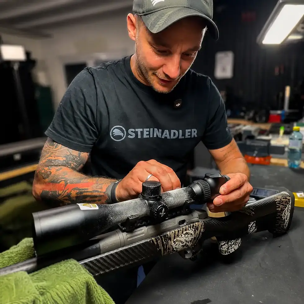 Für den Schuss & Stille Test der Cima Pro hat Waffenexperte David ein Swarovski Z6i montiert.