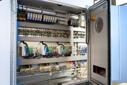 Offener Schaltschrank mit komplexer Elektronik und Verkabelung