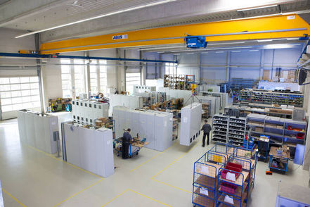 Moderne Produktionshalle mit Kran und Schränken