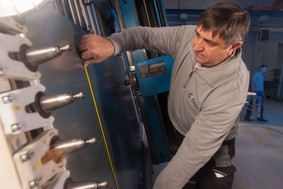 Techniker bearbeitet Metallplatte mit PLANER Systemtechnik