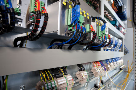 Verdrahtungsschrank: Komplexe Verkabelung und Steuerungstechnik von PLANER Systemtechnik