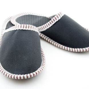 How to Choose House Shoes for Wide Feet and Foot Health