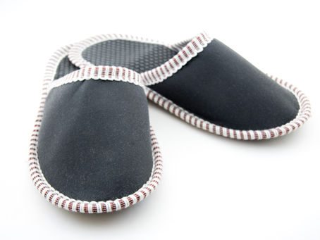 How to Choose House Shoes for Wide Feet and Foot Health