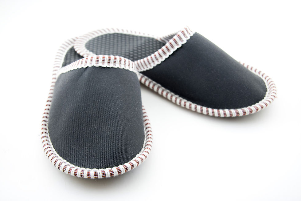 How to Choose House Shoes for Wide Feet and Foot Health