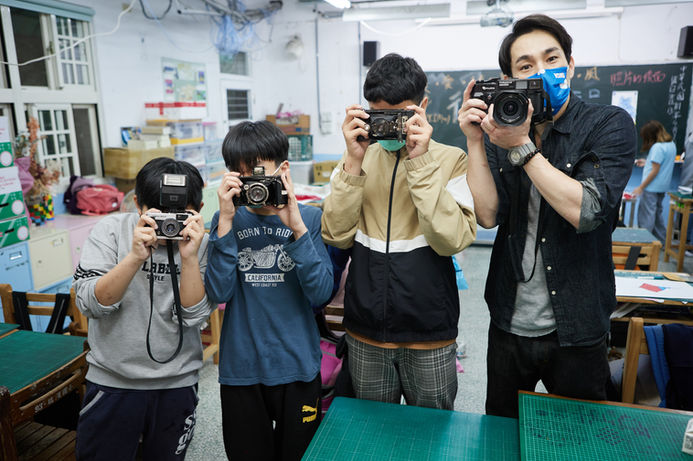 06 偏鄉孩童最需要的是視野,日本岡本老師帶上百年相機給孩子體驗手感。新北瑞濱國小.jpg