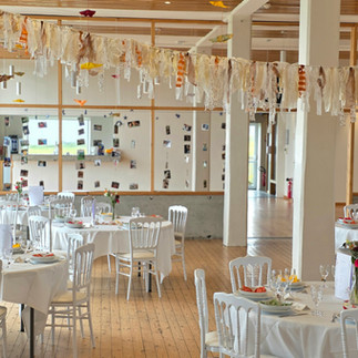 salle de mariage ensoleillée avec vue mer