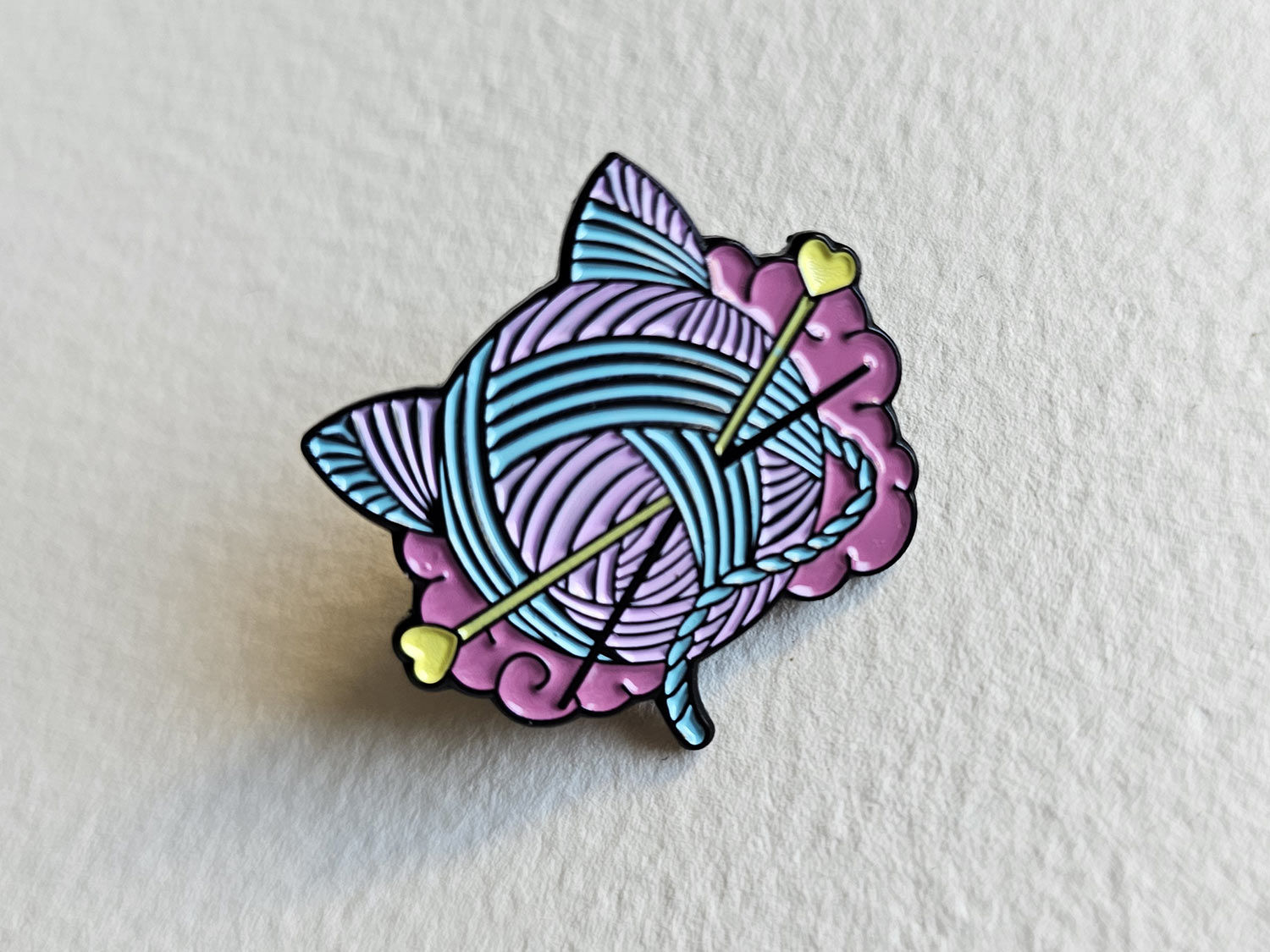Petite broche / Pin's Chat pelote violet et bleue - épingle à vêtement