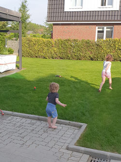 Der Garten lädt zum Spielen ein