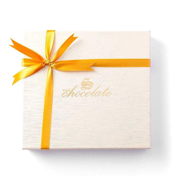 Thumbnail: Fiona Spesiyal ve Yaldızlı Hediyelik Çikolata Kutu - Kare Orta M kitap cilt