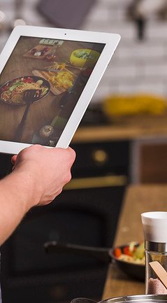 homme-faisant-la-photo-du-repas-fini.jpg