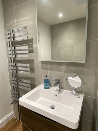 Bedroom 4 ensuite.jpg