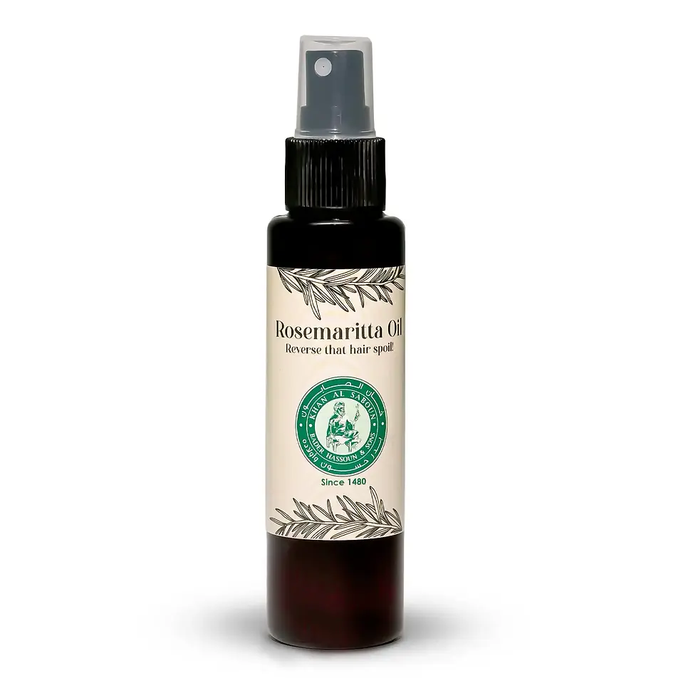 Flacon d'huile capillaire au romarin avec vaporisateur.