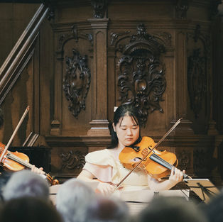 Jong klassiek talent op weg naar de wereldtop
Maak van je zondagochtend een inspirerend cultureel moment en ontdek vandaag het talent van morgen.
International Holland Music Sessions (IHMS) brengt jonge, internationale topmusici naar Enkhuizen – talenten die aan het begin staan van een veelbelovende carrière. Zij nemen deel aan de IHMS Academy & Festival in Bergen, waar ze intensieve masterclasses volgen bij docenten van naam. De musici verfijnen hun spel tot op het hoogste niveau. Het podium vormt een essentieel onderdeel van hun ontwikkeling. Dit concert biedt je de unieke kans om deze uitzonderlijke artiesten van dichtbij te beleven – nog voordat ze doorbreken op de grote internationale podia.
Een ervaring die je bijblijft
Met meer dan 30 jaar ervaring is IHMS een springplank voor jong talent richting het internationale concertcircuit. Tegelijkertijd maken zij klassieke muziek toegankelijk en persoonlijk, juist door optredens op intieme en bijzondere locaties – zoals De Drommedaris.
Zondag 2 augustus – 11.00 uur | De Drommedaris, Enkhuizen
De exacte invulling van het programma wordt kort van tevoren bekendgemaakt, maar één ding is zeker: je geniet van een optreden vol passie, virtuositeit en muzikaliteit van het hoogste niveau.
Meer info & ticketverkoop: ihms.nl
Foto: ragabcnphoto