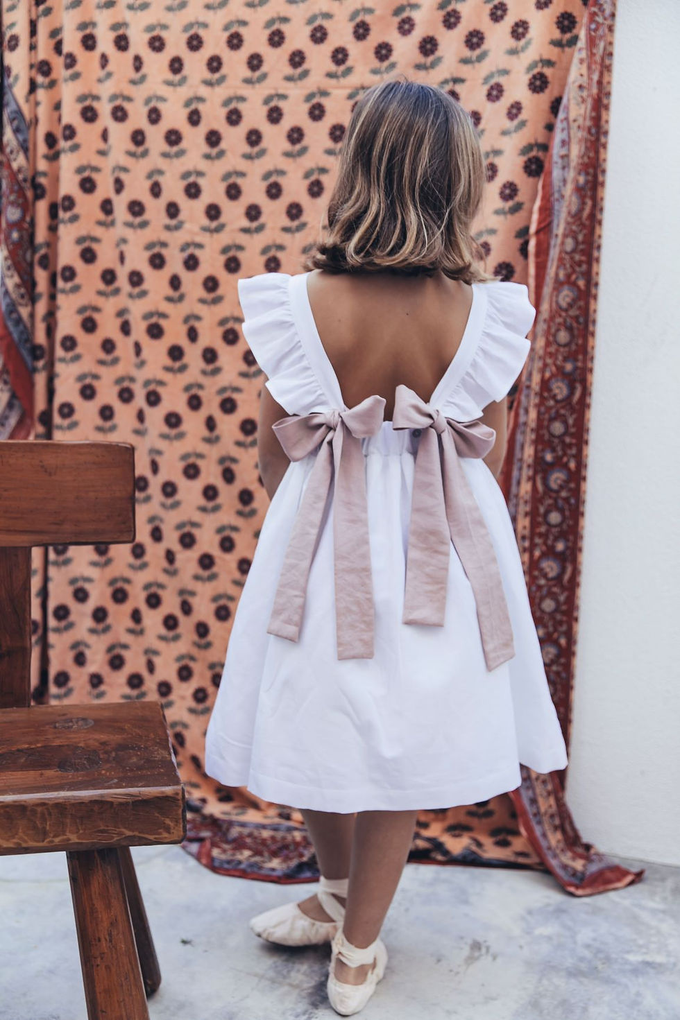 Vestido Branco Elástico e Folho