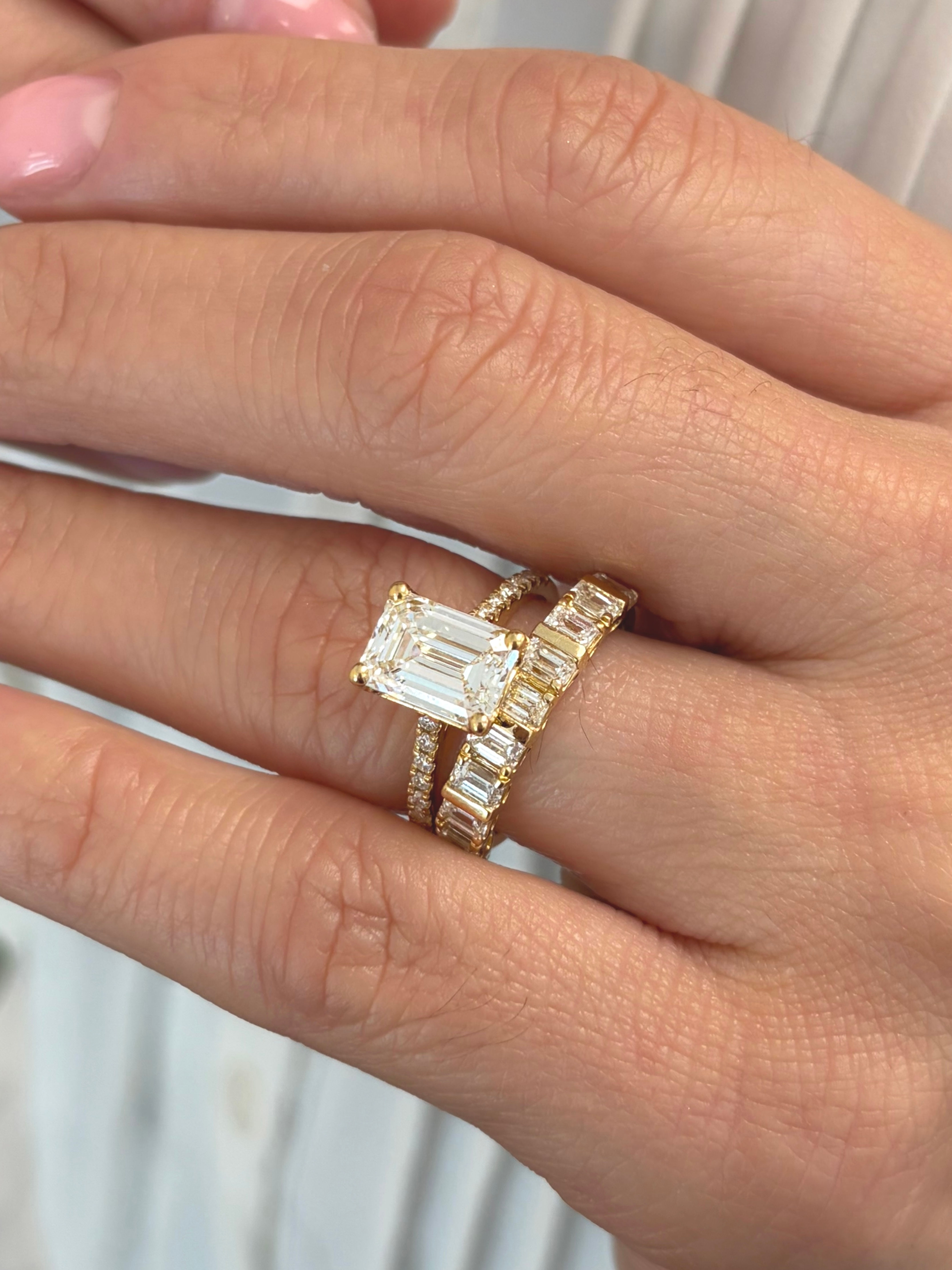 18K 5ctw emerald and round diamonds set