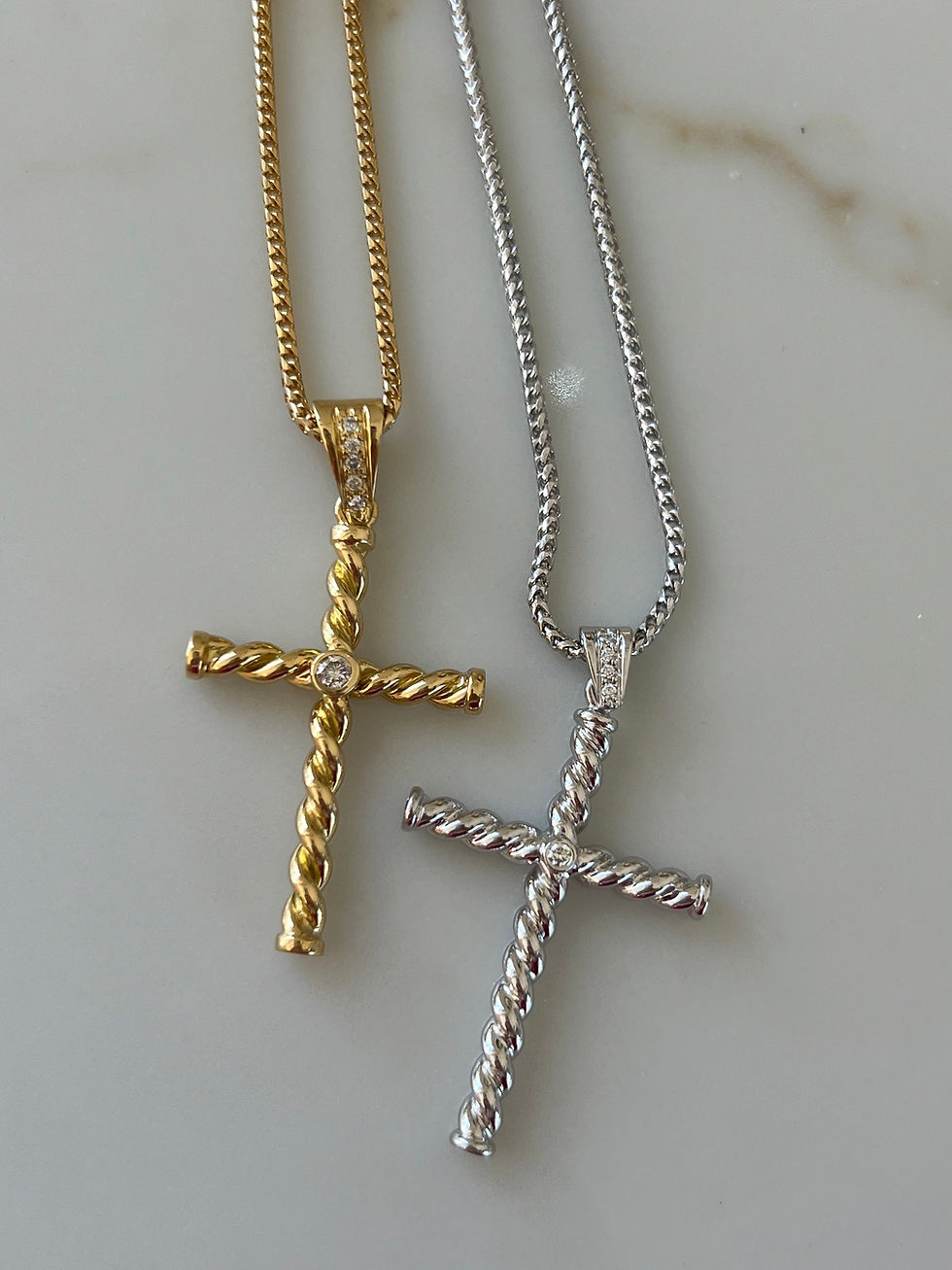 Thumbnail: 18K SOLID GOLD TWISTED CROSS 0.25CTW