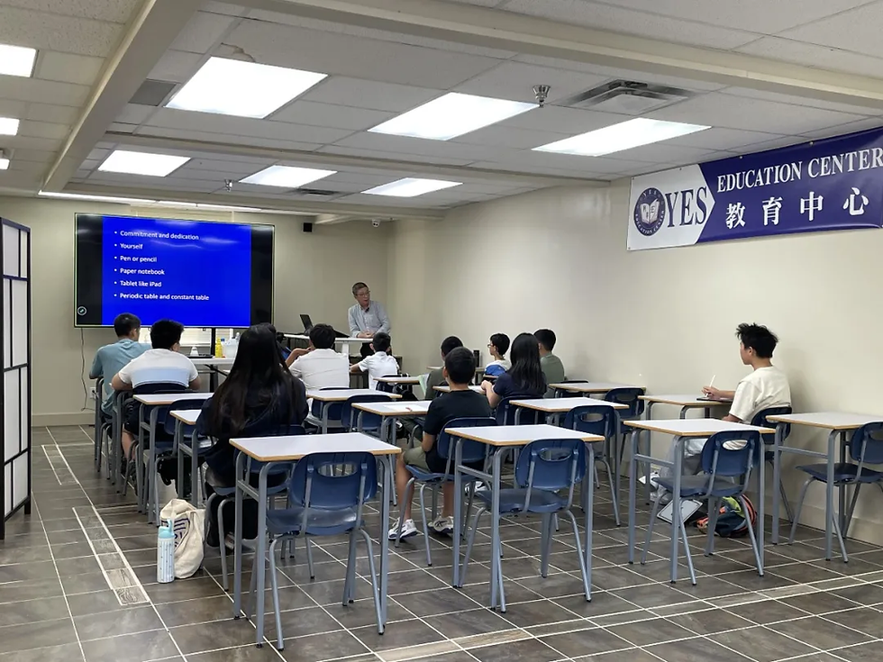 教室内老师在前方讲课,学生们坐在课桌前听讲做笔记;屏幕显示课程清单,墙上有YES EDUCATION CENTER 教育中心横幅。