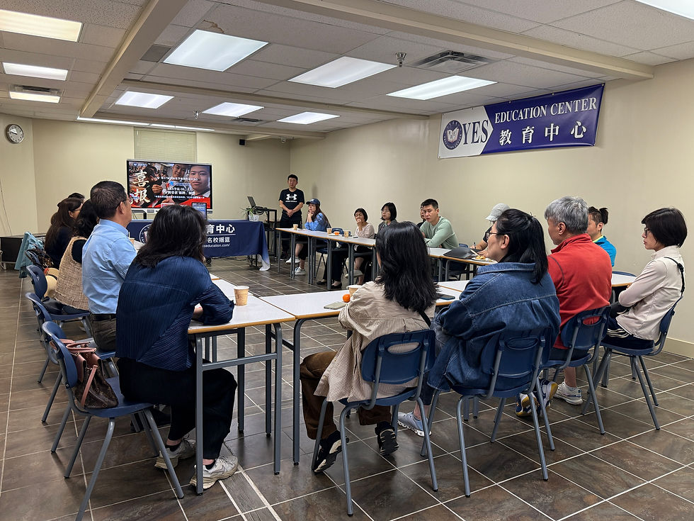 室内,一群成年人围坐桌边,听一位站在前面的人讲话。墙上有“教育中心”横幅,气氛认真。