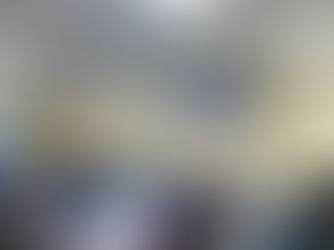 在YES教育中心的教室内,多名学生使用笔记本电脑进行考试
