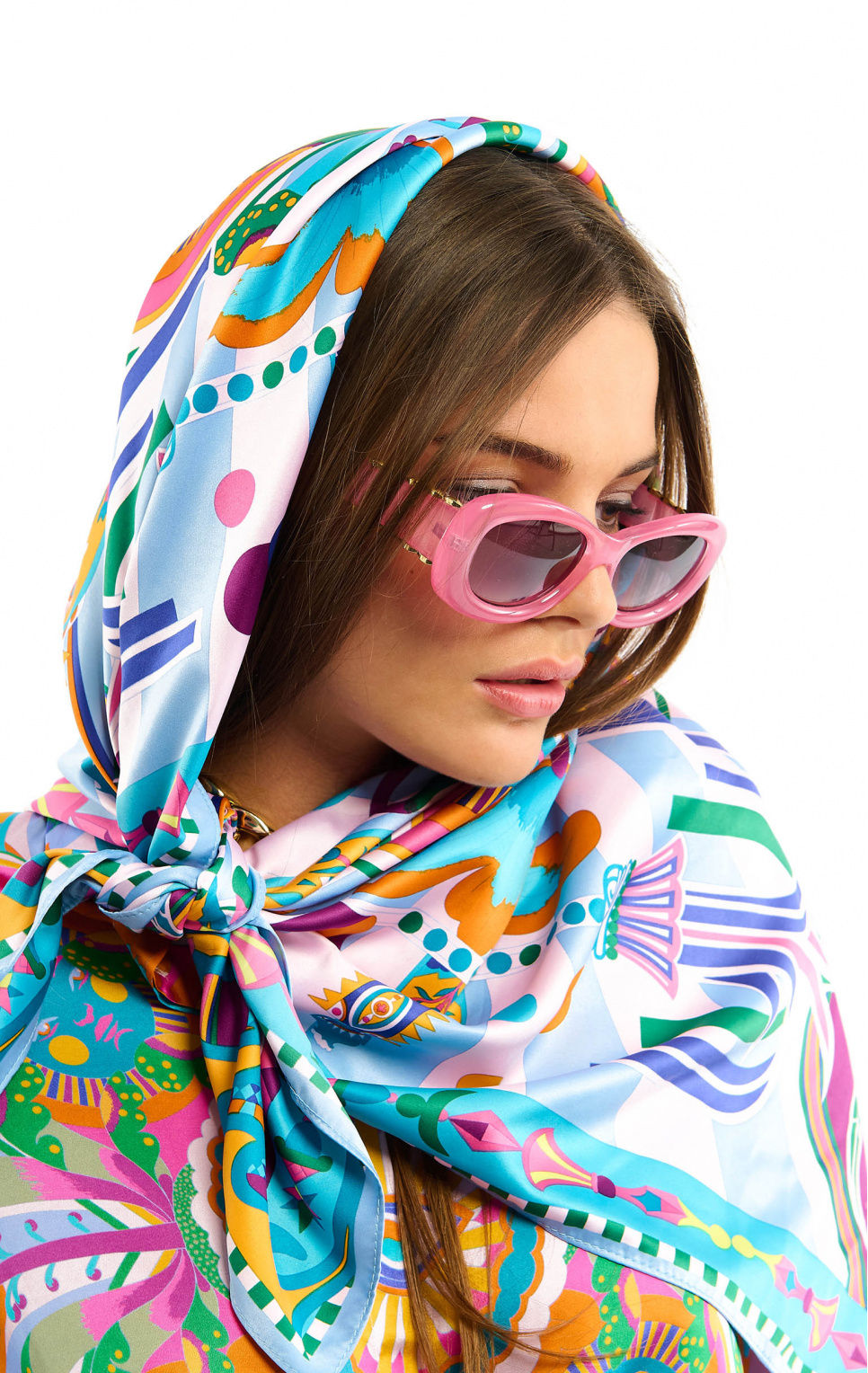 Foulard Wild ENCHANTERED bleu porté femme style coloré et artistique