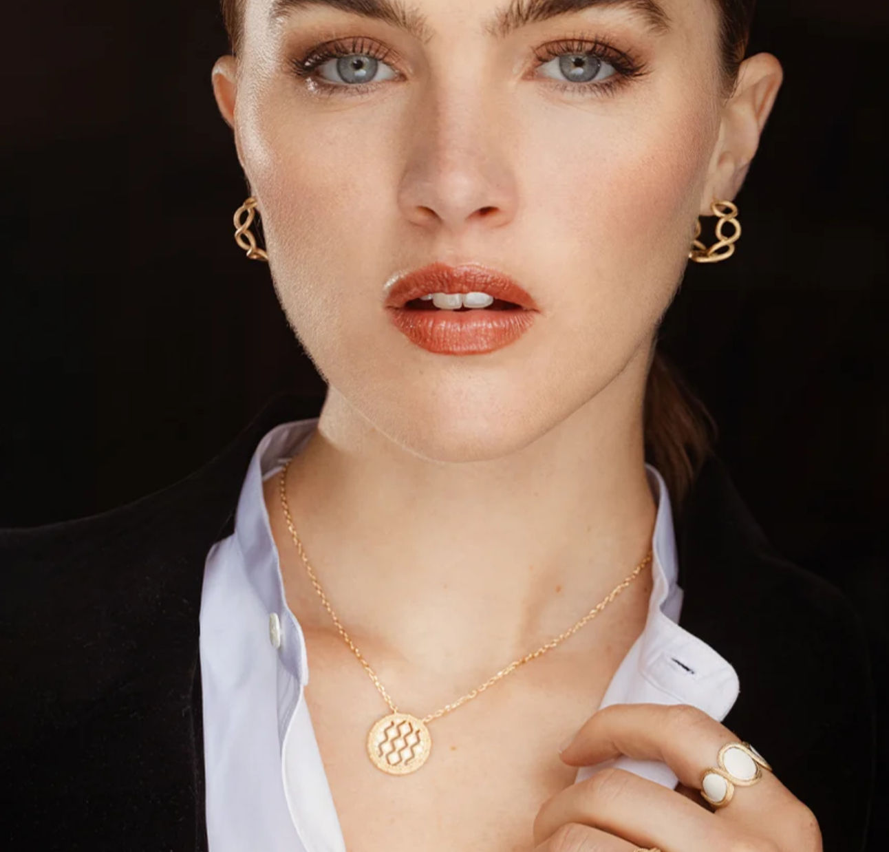 Collier fait main en France portée