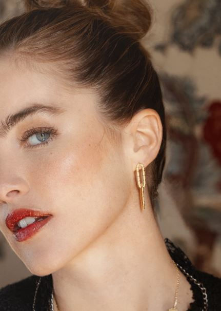 Boucles d’oreilles Égérie portées par une femme, bijou discret et raffiné Sinara Boutique.