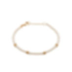 Bracelet en perles blanches avec détails dorés, bijou élégant et intemporel pour femme.