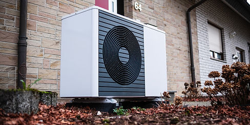 waermepumpe_luftwasserwaermepumpe_ausseneinheitvorreihenhaus_bild.jpeg