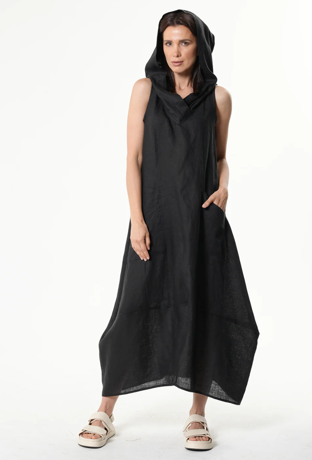 Leinenkleid mit Kapuze in schwarz