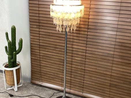 シェルがエレガントなフロアランプ買取させて頂きました。