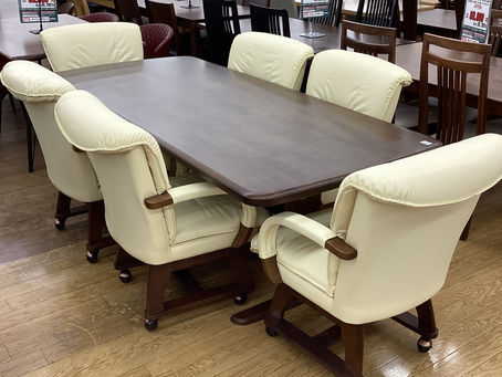 アウトレット未使用品!アーム付き回転キャスターチェアが6脚セットの大型ダイニング