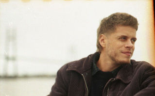 Santiago Saez presenta “Tu Carta”, una balada pop que une el amor y los astros