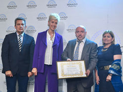 Clara Vega entregó distinción al doctor Luis de la Fuente