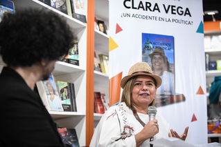 Clara Vega presentó su libro con miras a su reelección como senadora