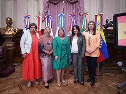 Clara Vega junto a embajadoras en el Senado de la Nación