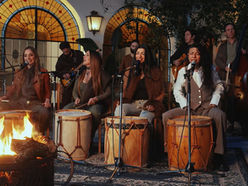 Soledad, Cazzu, Flor Cazzuchelli y Nati Pastorutti interpretan "Alma de Rezabaile"