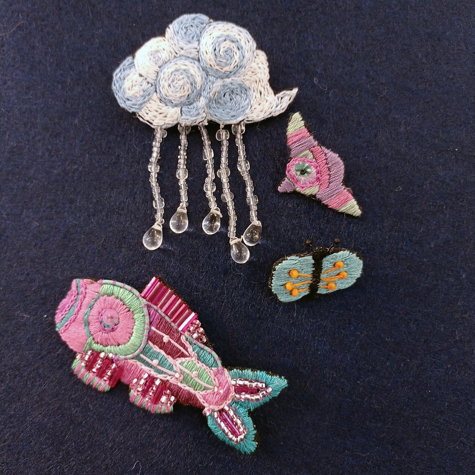 Thumbnail: Broche brodée avec perles et sequins en forme de carpe Koi Japon