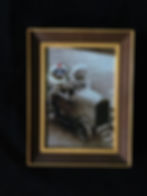 objet déco photo ancienne d'un enfant et son chien dans une voiture à pédales brodée