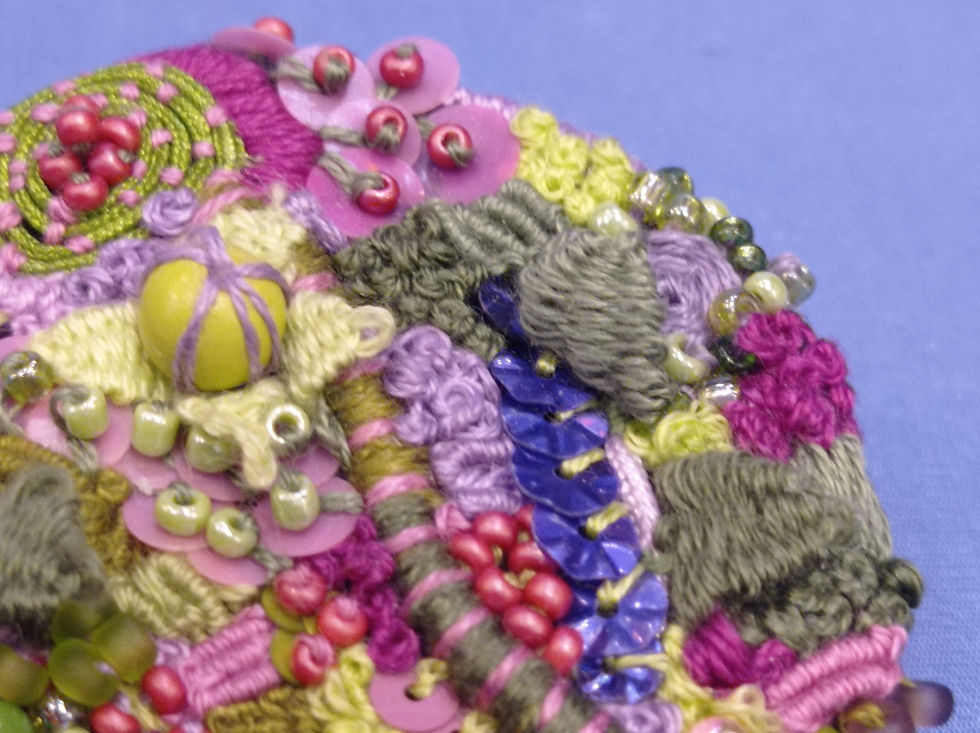 Miniature : broche brodée avec perles et sequins vert et mauve