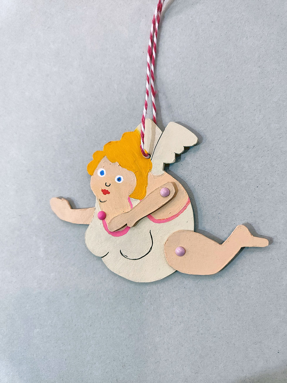 Thumbnail: Les pantins de sapin : Ange Femelle