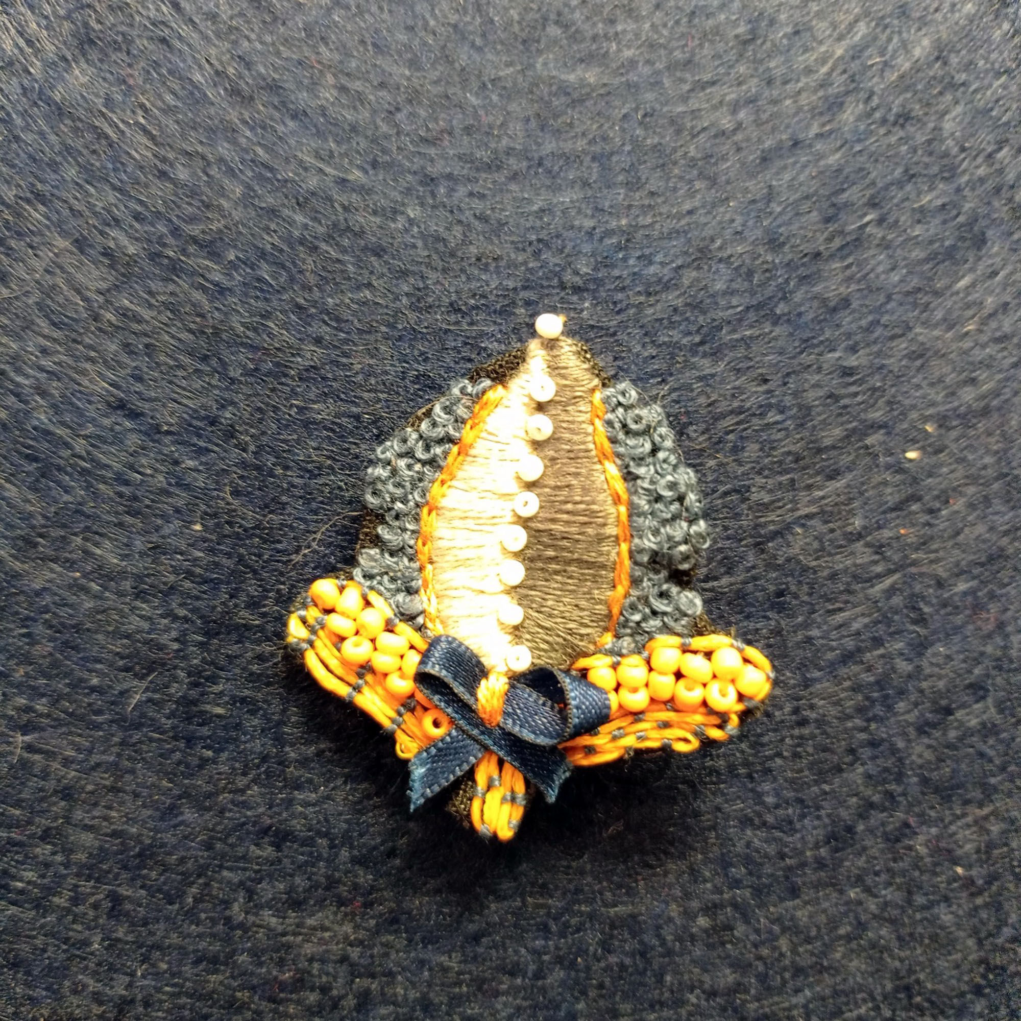 broche brodée avec perles et sequins en forme de fleur