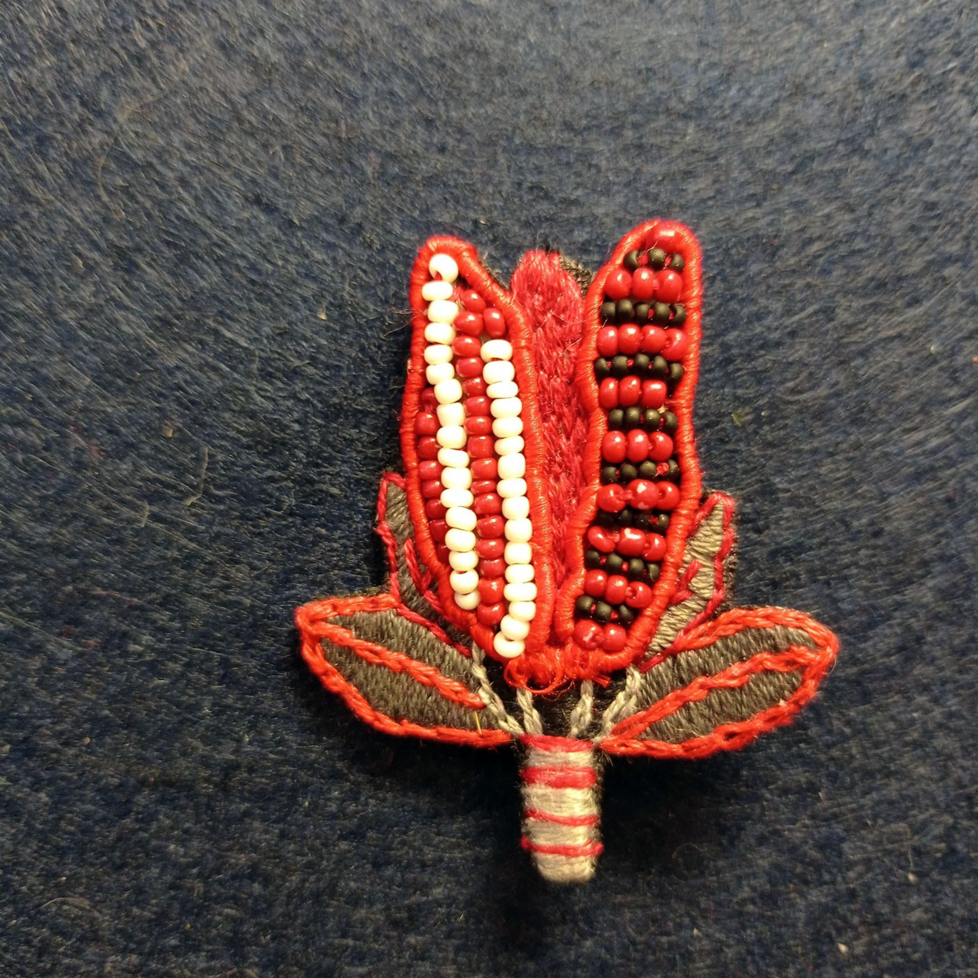 broche japon brodée avec perles et sequins en forme de fleur