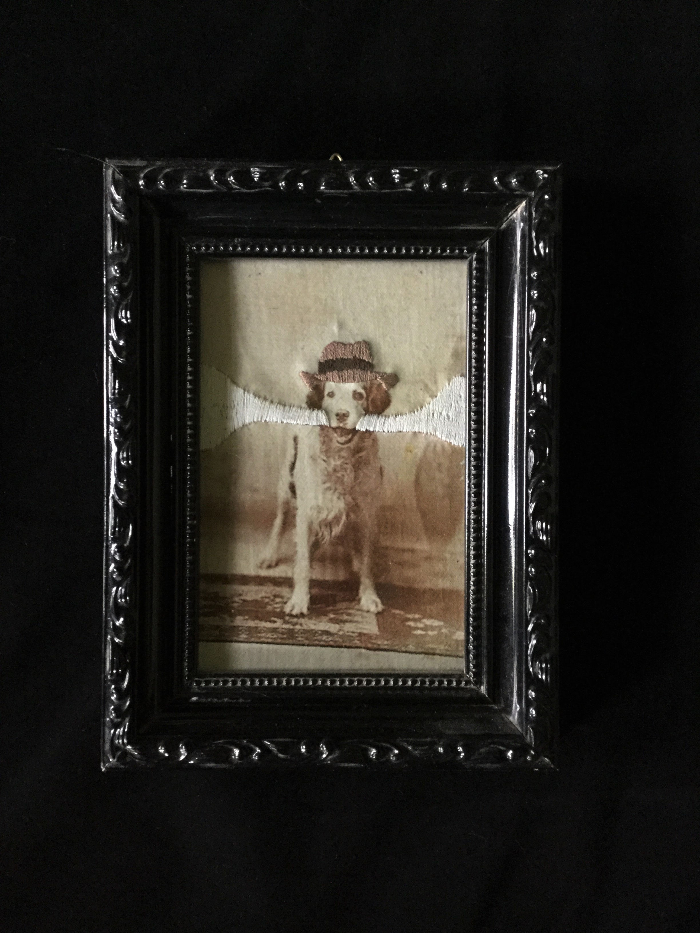 objet déco photo ancienne d'un chien avec os géant brodé