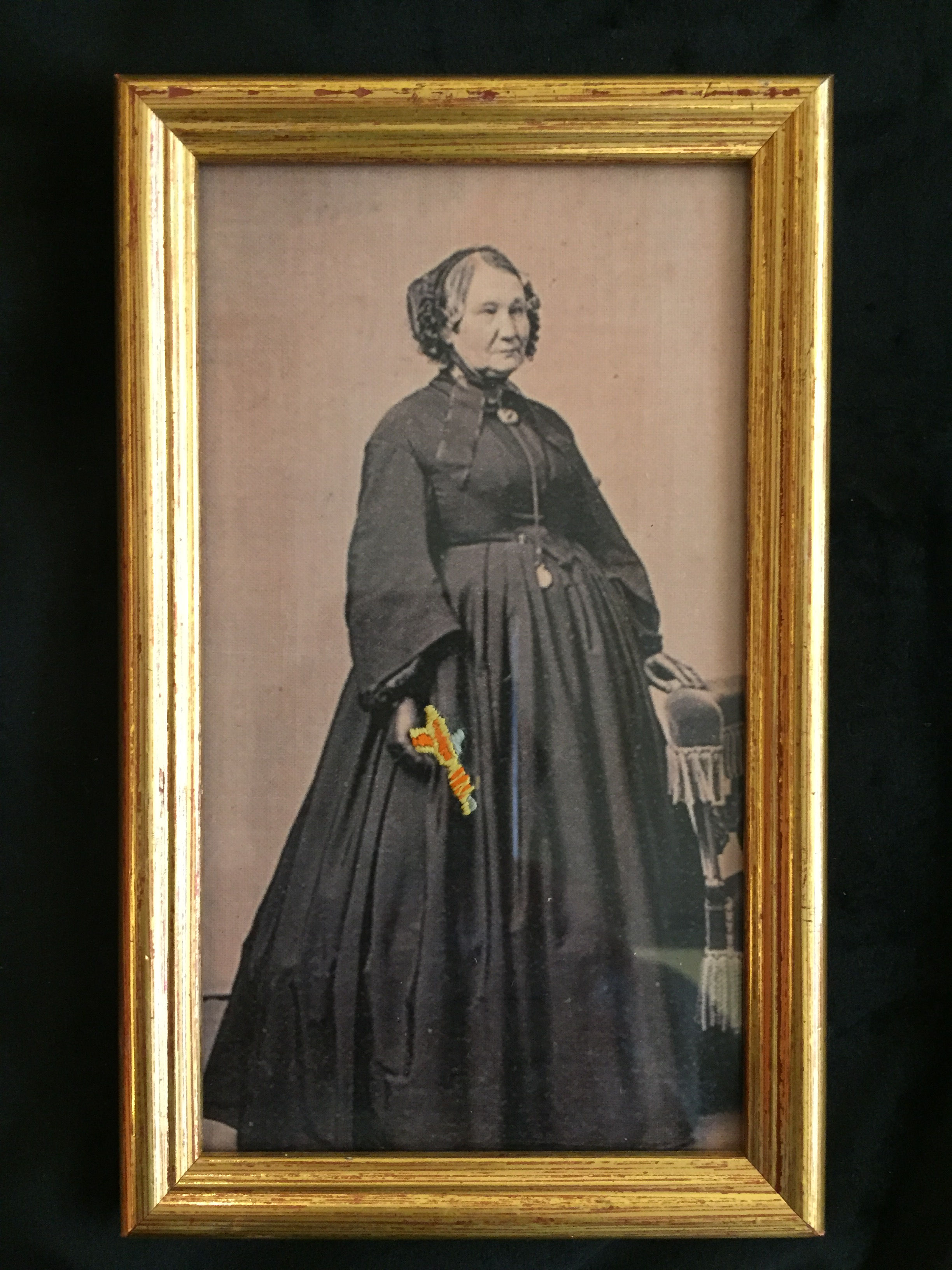 objet déco photo ancienne brodée d'un laser gun