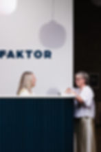 Två kvinnor vid Faktor-receptionen